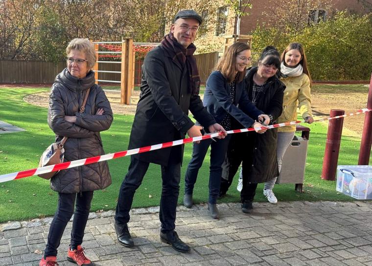 Neuer Schulhof der Dr.-Gregor-Mttig-Grundschule erffnet